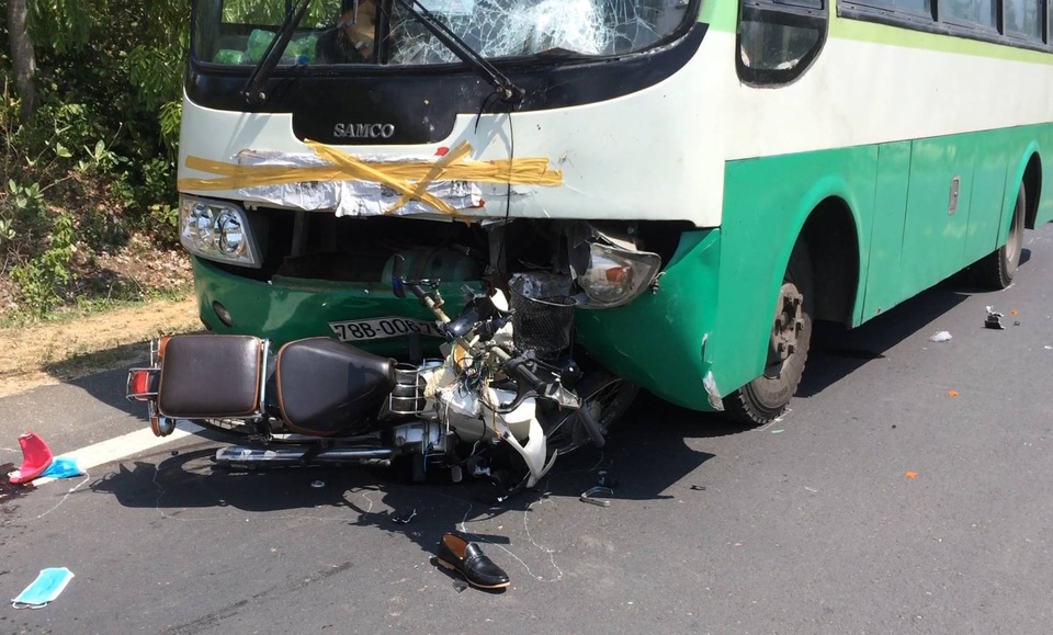 
Xe buýt đã kéo lê xe máy một đoạn gần 10 m sau đó mới dừng hẳn
