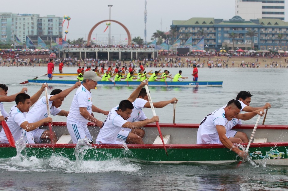 Sôi động giải đua thuyền trên biển Cửa Lò - 4 Sôi động giải đua thuyền trên biển Cửa Lò - 4