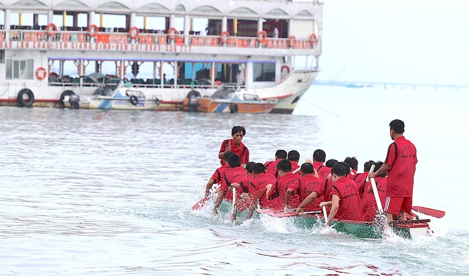Sôi động giải đua thuyền trên biển Cửa Lò - 9 Sôi động giải đua thuyền trên biển Cửa Lò - 9