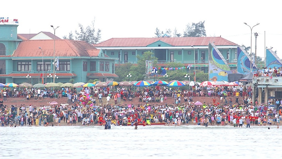 Sôi động giải đua thuyền trên biển Cửa Lò - 2 Sôi động giải đua thuyền trên biển Cửa Lò - 2