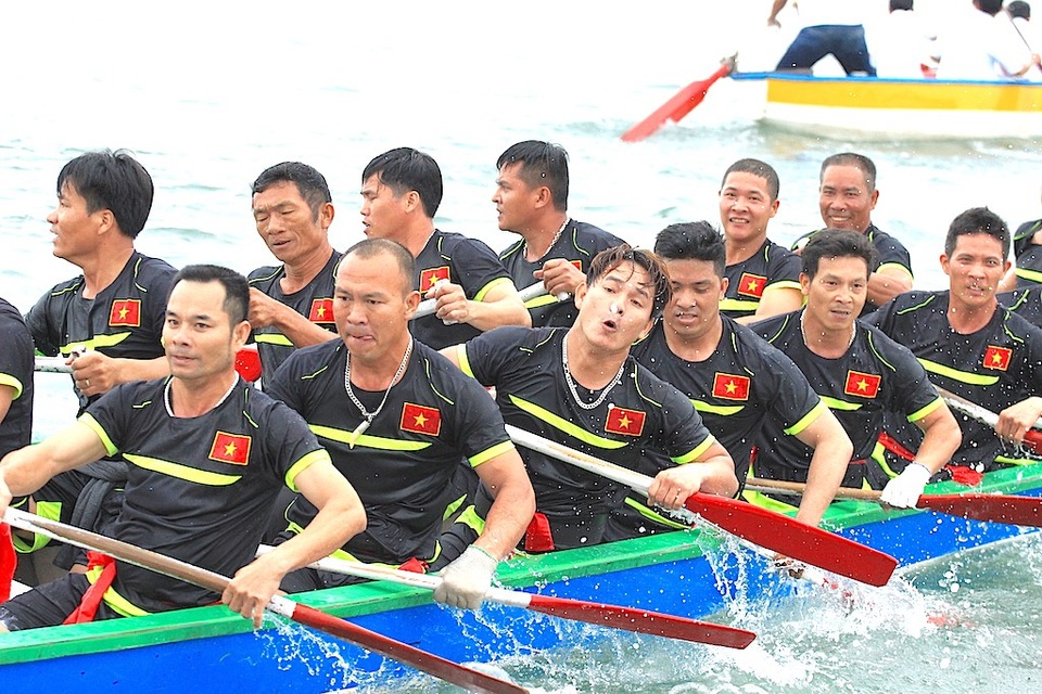 Sôi động giải đua thuyền trên biển Cửa Lò - 11 Những vòng đua gây cấn ....