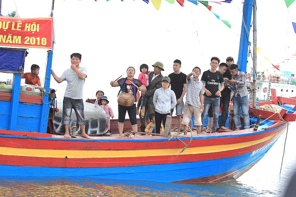 Sôi động giải đua thuyền trên biển Cửa Lò - 14 Muôn kiểu cổ động của người dân các phường.