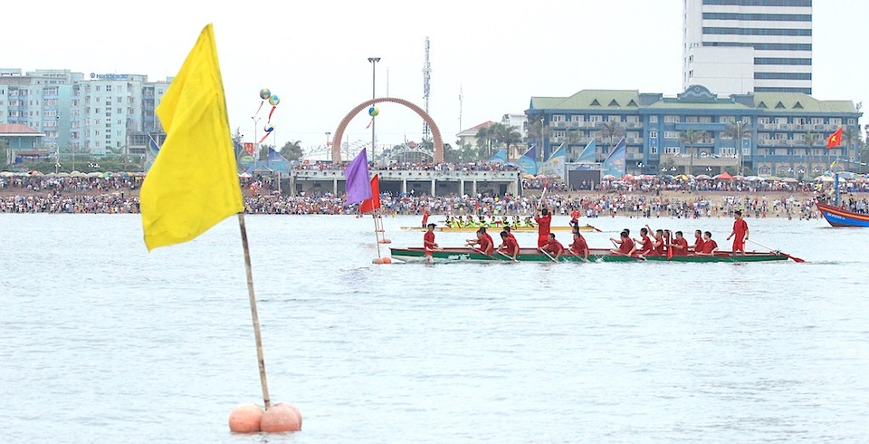 Sôi động giải đua thuyền trên biển Cửa Lò - 16 Sôi động giải đua thuyền trên biển Cửa Lò - 16