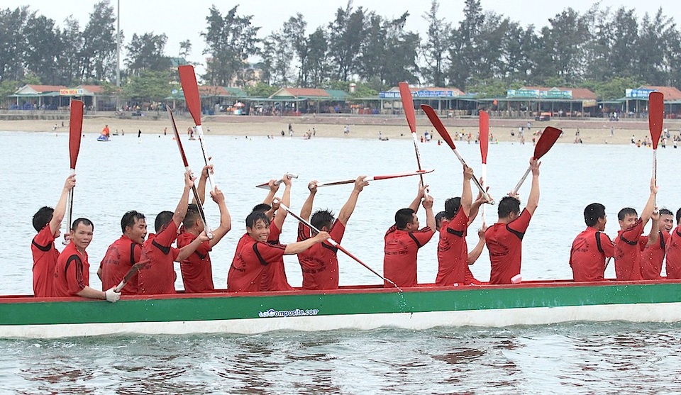 Sôi động giải đua thuyền trên biển Cửa Lò - 17 Sôi động giải đua thuyền trên biển Cửa Lò - 17