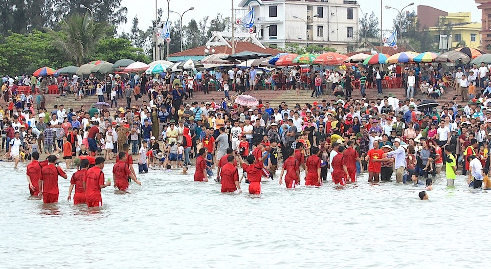 Sôi động giải đua thuyền trên biển Cửa Lò - 19 Với nỗ lực không biết mệt mỏi của các thành viên, đội đua phường Thu Thủy đã giành giải Nhất.