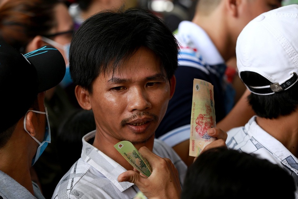 Cảnh người chen chúc nhau chờ đến lượt mua vé.