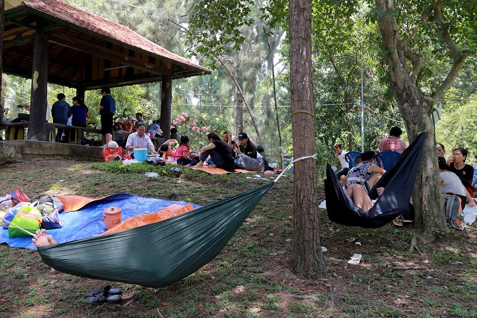 Nhiều người mang theo võng ngủ trốn nắng.