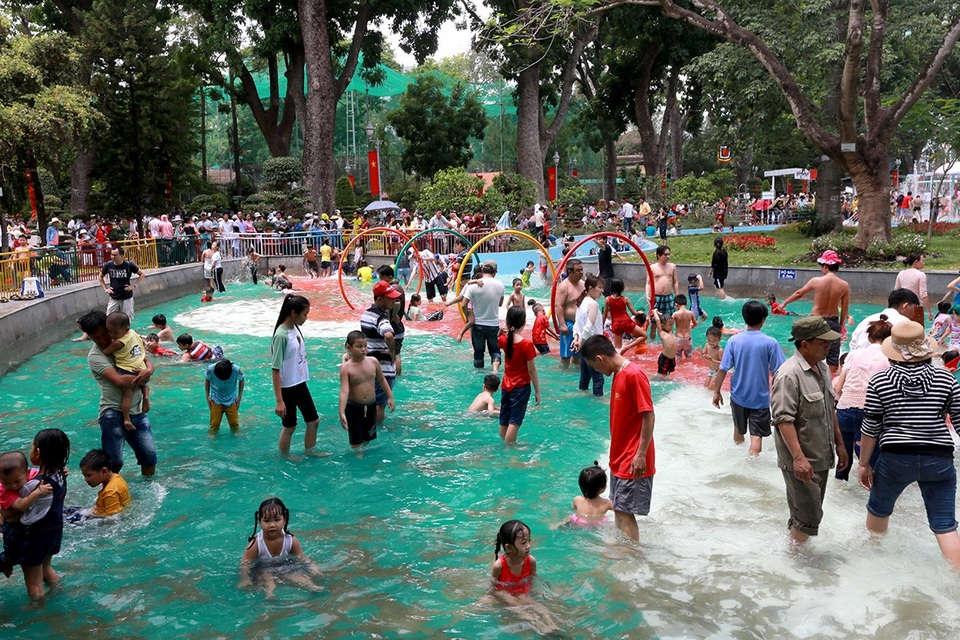 Thời tiết khá nóng nên các bậc phụ huynh cùng tắm với con.