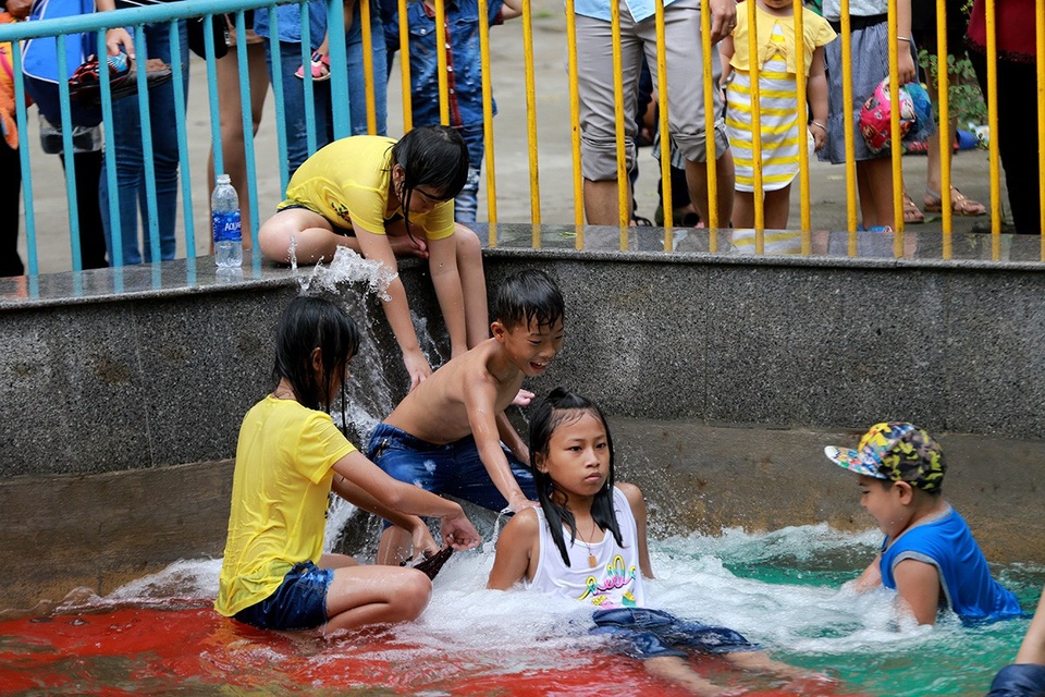 Bên trong khu vui chơi, các em nhỏ thoả thích đùa nghịch trong hồ nước.
