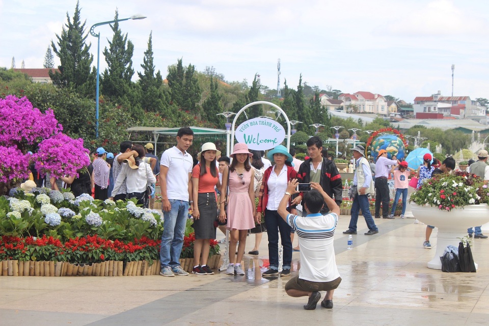 Du khách nườm nượp đổ về thành phố “trốn nóng” - 9 Lưu lại những khoảnh khắc tại thành phố mộng mơ