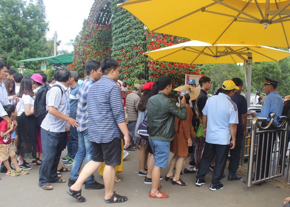 Du khách nườm nượp đổ về thành phố “trốn nóng” - 4 Các điểm du lịch tại Đà Lạt luôn thu hút rất đông du khách tới tham quan khiến nhiều dịch vụ quá tải