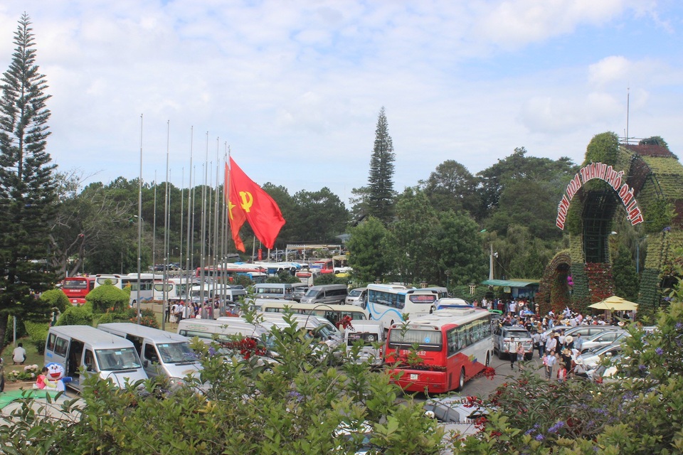 Du khách nườm nượp đổ về thành phố “trốn nóng” - 2 Xe du lịch đậu kín lối vào Vườn hoa thành phố Đà Lạt sáng ngày 30/4