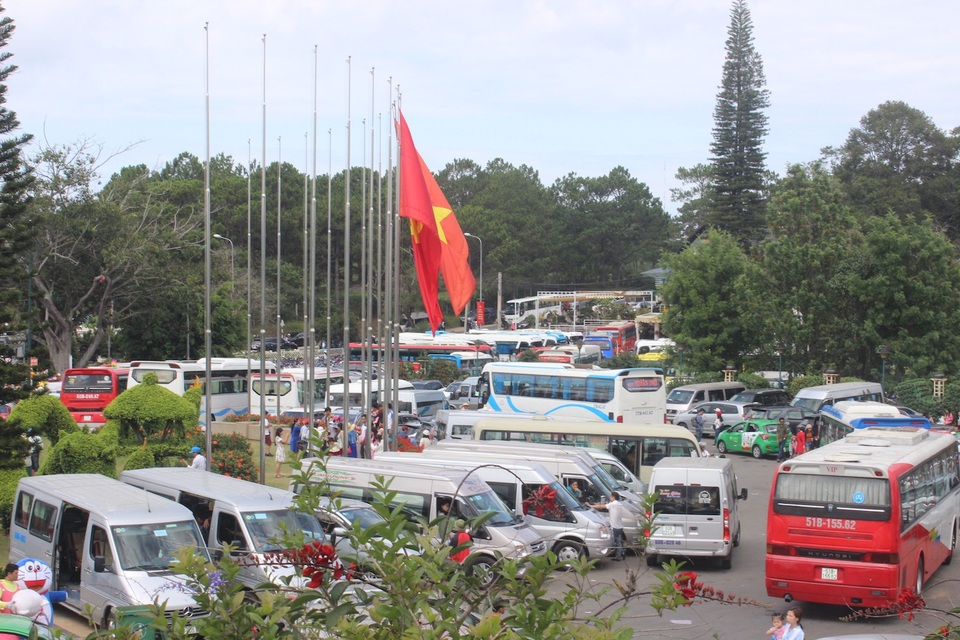 Du khách nườm nượp đổ về thành phố “trốn nóng” - 5 Các xe du lịch đưa khách đi tham quan ngày càng tăng