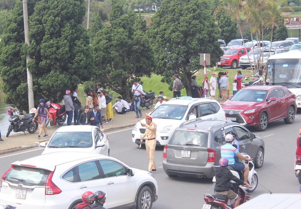 Du khách nườm nượp đổ về thành phố “trốn nóng” - 6 Lực lượng CSGT TP Đà Lạt, Lâm Đồng luôn túc trực phân luồng giao thông để đảm bảo an toàn cho du khách