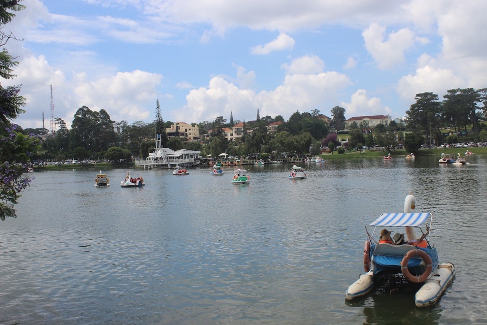 Du khách nườm nượp đổ về thành phố “trốn nóng” - 11 Du khách thích thú đạp vịt ngắm cảnh trên hồ Xuân Hương thơ mộng