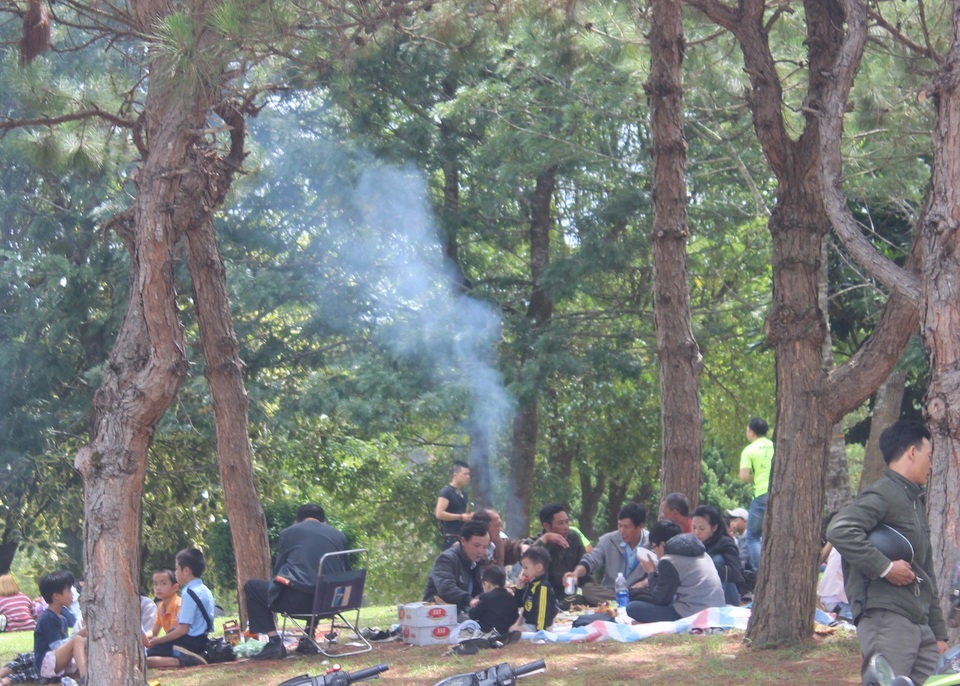 Du khách nườm nượp đổ về thành phố “trốn nóng” - 13 Thời tiết Đà Lạt đang bắt đầu nóng lên, những khuôn viên cây xanh thoáng mát như thế này luôn là điểm dừng chân lý tưởng cho nhiều gia đình...