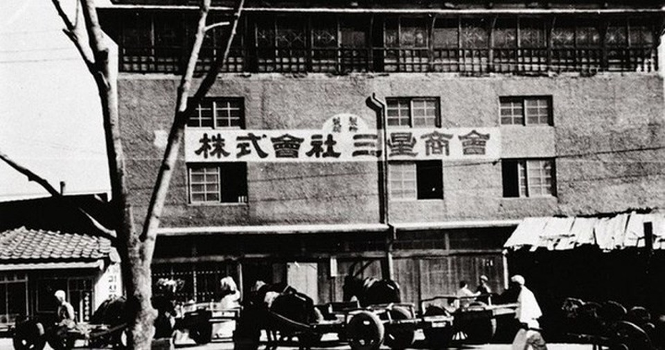 7 công ty lớn khởi nghiệp từ những thứ không tưởng - 1
Năm 1938, Lee Byung-chull thành lập Samsung Sanghoe. Ban đầu, Samsung là một công ty kinh doanh nhỏ buôn bán cá khô, nông sản địa phương và... mì. Gần nửa thế kỷ, Samsung Electronics là công ty công nghệ thông tin lớn thứ 2 trên thế giới và đứng thứ 5 về giá trị thị trường.