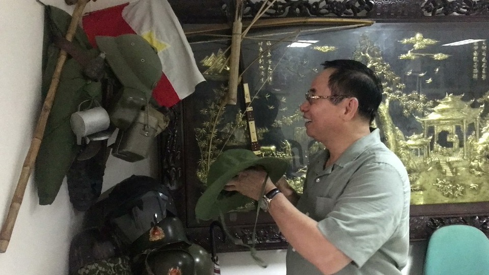 Ký ức của một người lính về ngày giải phóng Sài Gòn - 1 Ông Lê Mạnh Hải và góc kỷ vật của mình, ông bảo: Lưu giữ kỷ vật là lưu giữ những kỷ niệm xương máu của đồng đội.