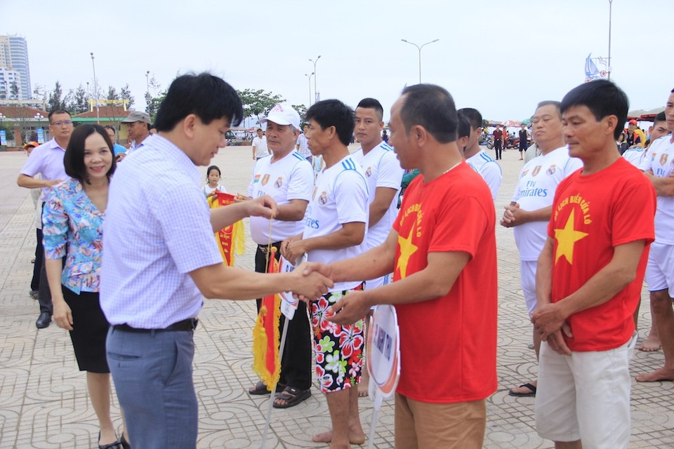 Sôi động giải đua thuyền trên biển Cửa Lò - 1 Bắt đầu cuộc đua, Ban tổ chức tặng cờ cho các đội tham dự.