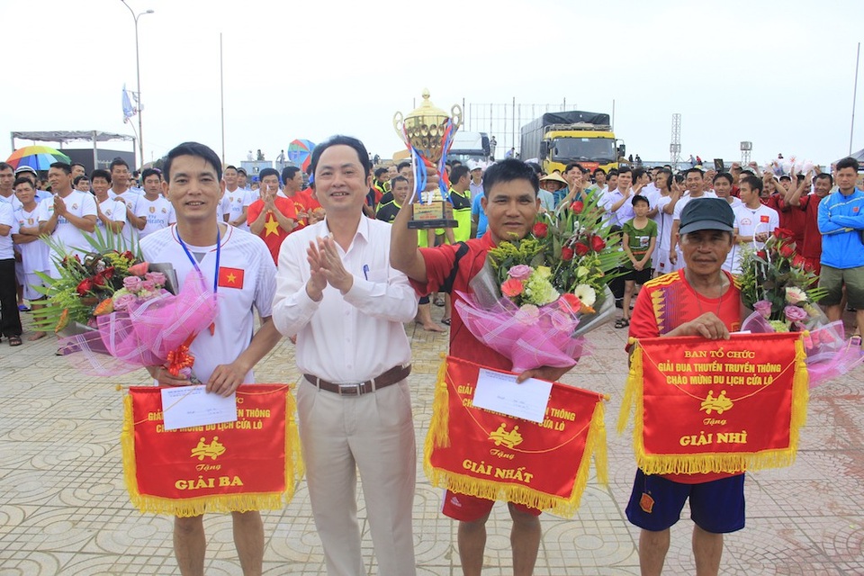 Sôi động giải đua thuyền trên biển Cửa Lò - 20 Ban tổ chức tặng hoa, cờ cho các đội đoạt giải. Theo đó, đội đua phường Thu Thủy đã đoạt giải Nhất. Giải Nhì thuộc về phường Nghi Hải và giải Ba thuộc về phường Nghi Thủy.
