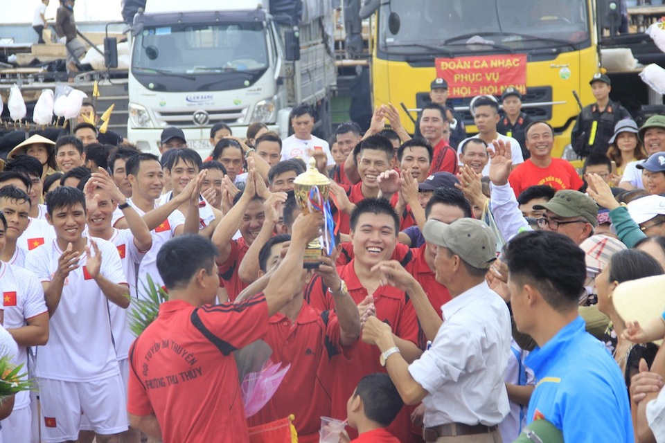 Sôi động giải đua thuyền trên biển Cửa Lò - 21 Niềm vui chiến thắng.