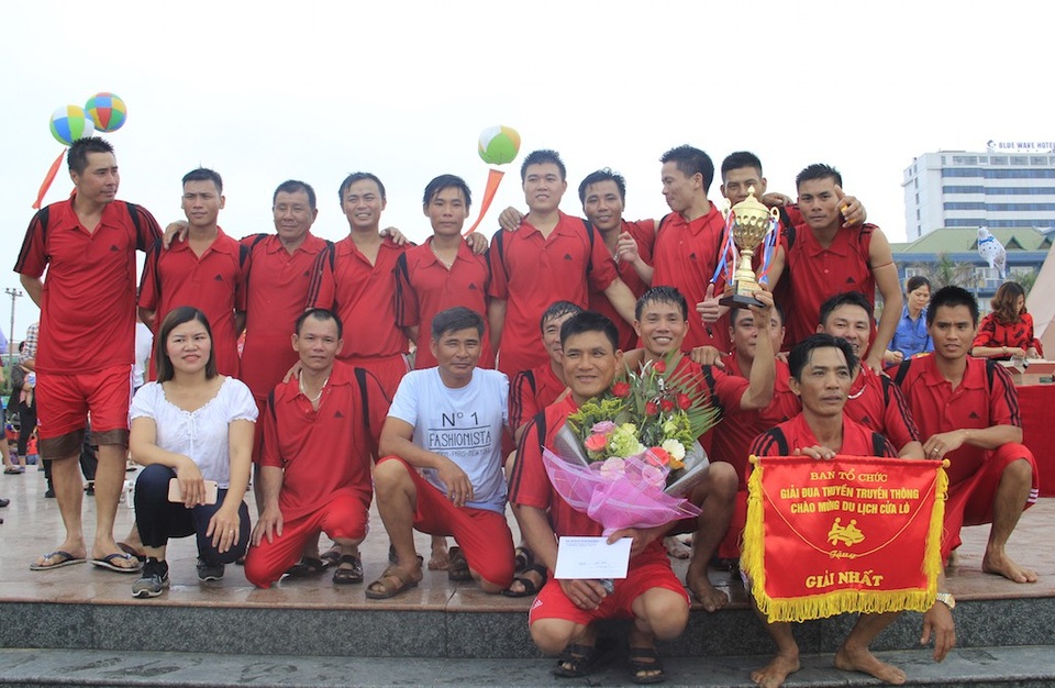 Sôi động giải đua thuyền trên biển Cửa Lò - 22 Niềm vui của các nhà vô địch Giải đua thuyền du lịch biển Cửa Lò năm 2018.
