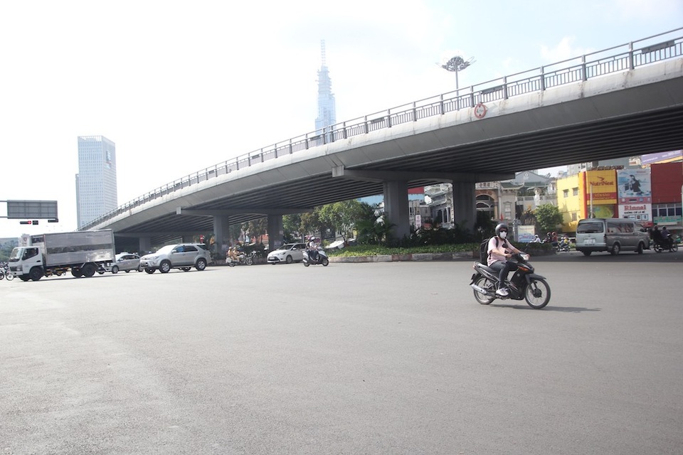 Đường phố Sài Gòn thênh thang trong ngày nghỉ lễ 30/4 - 5