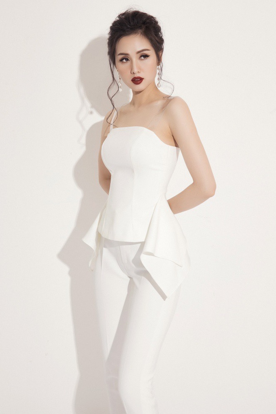 Tâm Tít tiết lộ bí mật hôn nhân với đại gia Hà Thành - 3 Khi còn là hotgirl, Tâm Tít đã sở hữu gương mặt vô cùng trong sáng, ngây thơ cùng với dáng thanh mảnh, nhẹ nhàng. Sau khi kết hôn và sinh liền 2 em bé, nhiều người ngỡ Tâm Tít sẽ khó lấy lại vóc dáng gợi cảm như trước nhưng ngược lại, cô vẫn sở hữu thân hình sức sống và gọn gàng như ngày nào.