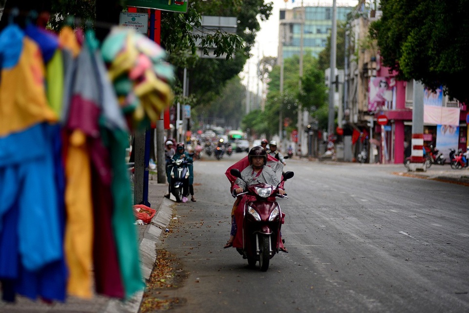 Cơn "mưa vàng" giải nhiệt cho Sài Gòn - 1 Cơn mưa bất thường giúp giải nhiệt thời tiết nóng bức của TPHCM trong nhiều ngày qua.