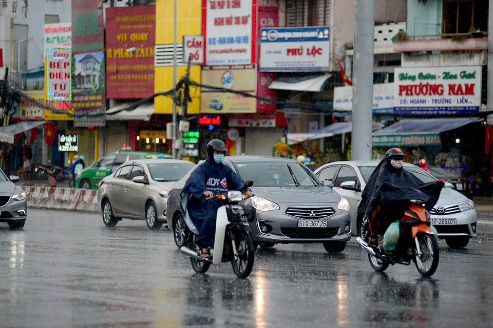 Cơn "mưa vàng" giải nhiệt cho Sài Gòn - 4 Những người lưu thông trong cơn mưa trên đường Xô Viết Nghệ Tĩnh, quận Bình Thạnh.