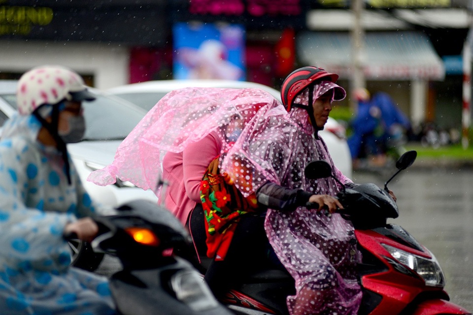 Cơn "mưa vàng" giải nhiệt cho Sài Gòn - 5 Cả gia đình đi chơi lễ gặp phải cơn mưa bất ngờ.