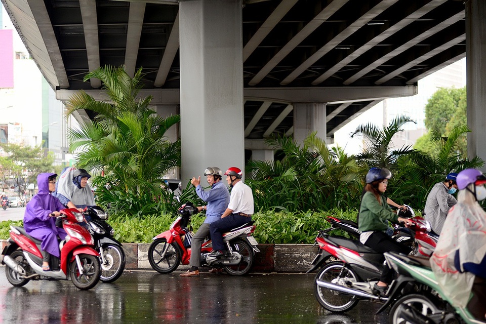 Cơn "mưa vàng" giải nhiệt cho Sài Gòn - 6 Nhiều người không mang áo mưa, phải trú tạm dưới gầm cầu vượt.
