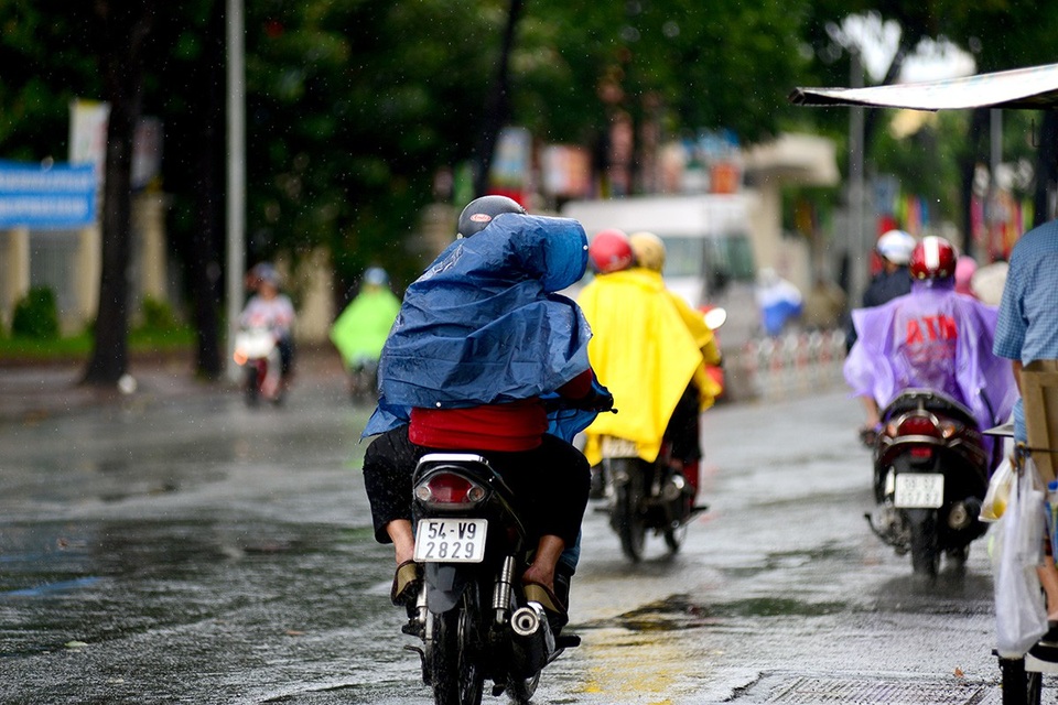 Cơn "mưa vàng" giải nhiệt cho Sài Gòn - 10 Người đi trong cơn mưa trên đường Phan Đăng Lưu, quận Bình Thạnh.