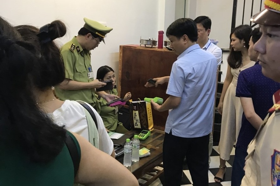 Vụ 70 triệu đồng/1,9 kg tam thất: Hơn 700 triệu đồng chuyển bất minh về Trung Quốc - 1
Lãnh đạo TP.Hạ Long và các lực lượng chức năng có mặt kịp thời “giải cứu” 2 du khách Trung Quốc tại Ki-ốt A114, tối 25.4.2018. Ảnh: Nguyễn Hùng