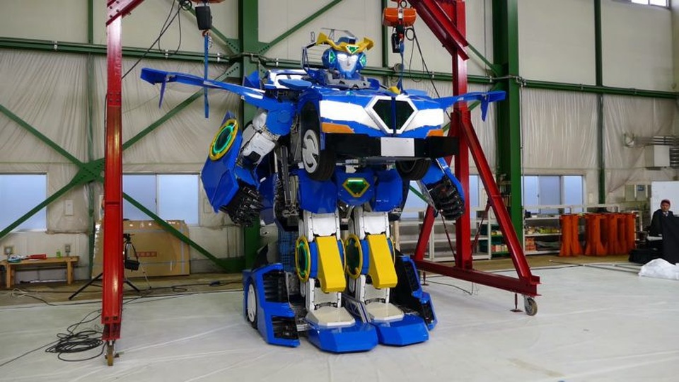 Robot đầu tiên trên thế giới có thể “biến hình” thành xe hơi - 1 Hình ảnh J-deite RIDE khi ở dạng robot.