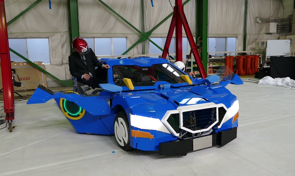 Robot đầu tiên trên thế giới có thể “biến hình” thành xe hơi - 2 Và khi biến thành một chiếc xe hơi 2 chỗ.