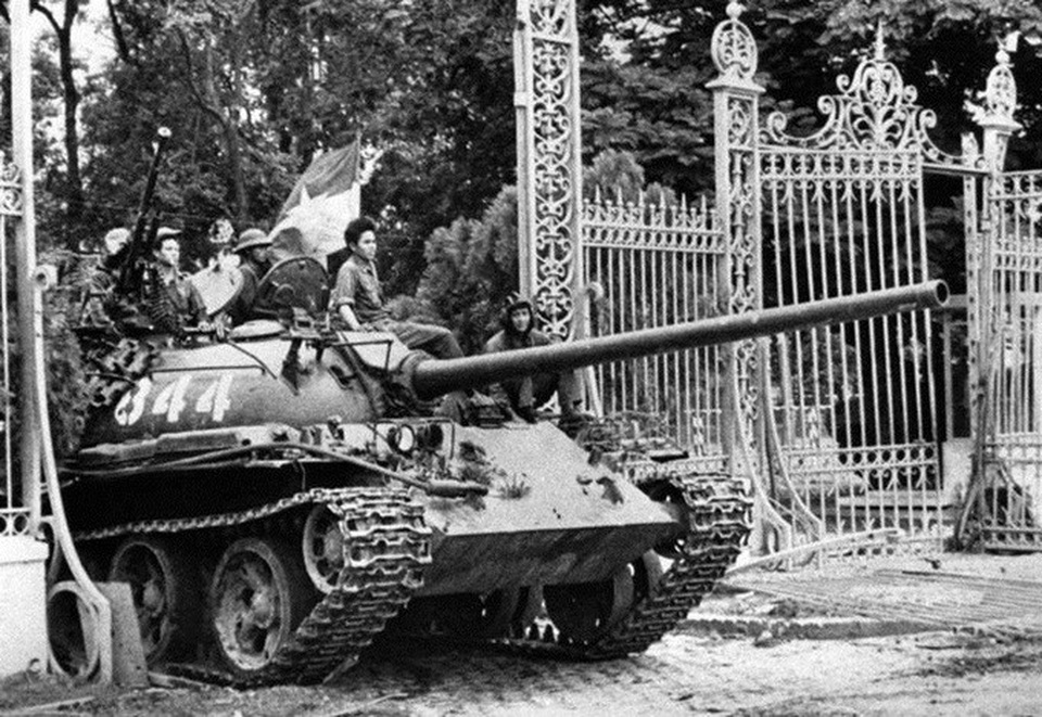 Những giờ cuối cùng trước giải phóng miền Nam 30/4/1975 - 9
Trưa ngày 30/4, các xe tăng của quân đội miền Bắc Việt Nam và lực lượng vũ trang của Quân giải phóng miền Nam Việt Nam đã tiến vào Dinh Độc Lập, húc đổ cánh cổng tòa nhà. Sự kiện này đánh dấu sự sụp đổ của chính quyền Sài Gòn và kết thúc Chiến tranh Việt Nam. Miền Nam đã chính thức được giải phóng và đất nước thống nhất vào ngày 30/4/1975.
