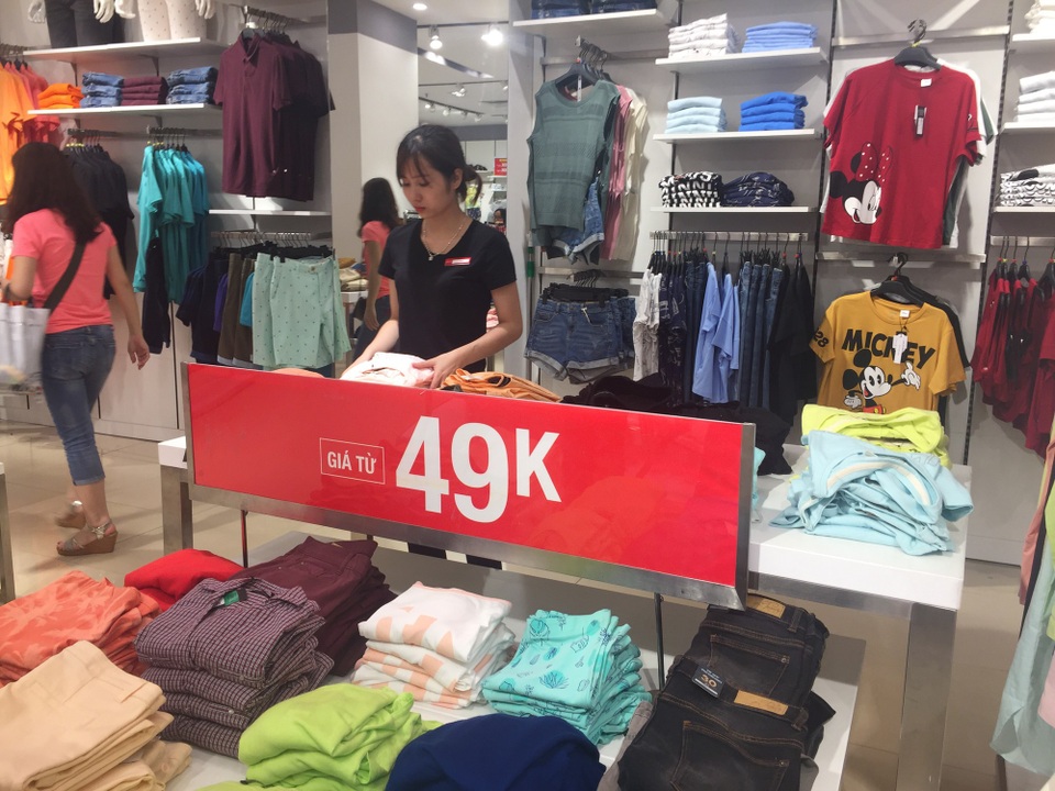 Các cửa hàng quần áo, đồ may mặc cũng tận dụng thời gian đại lễ để bán hàng đồng giá. Tuy nhiên, theo nhiều người mua hàng, hàng đồng giá chỉ có 1 hoặc 2 đồ còn lại hầu hết là quần áo bán giá gốc, khá đắt đỏ.