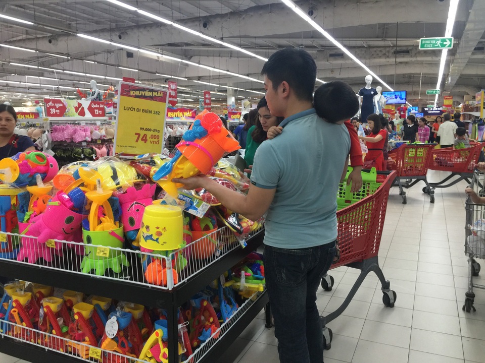 Ngày nghỉ, cha mẹ thường đưa các em nhỏ đến siêu thị, nhiều trẻ nhỏ vui đùa trong siêu thị và ngủ gục trên tay bố mẹ. Thời điểm này, do thời tiết Hà Nội giao mùa nên mưa nắng thất thường, khá nhiều gia đình cho trẻ em đến các trung tâm thương mại hoặc đại siêu thị chơi, ngắm đồ và vui đùa.