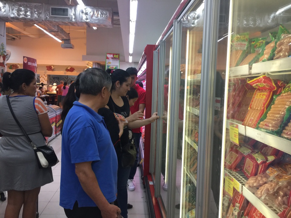 Các cửa hàng tự chọn đồ đông lạnh như xúc xích, lạp xưởng, giò chả, chả viên, trứng gia cầm... đều tập trung rất đông khách hàng.