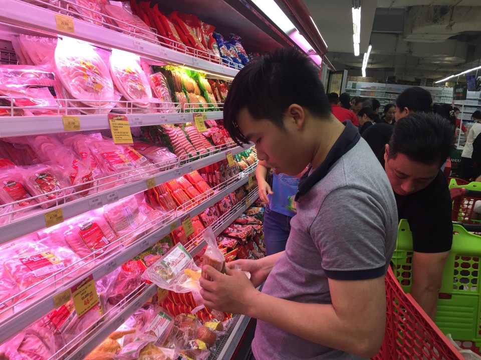 Nhiều nam thanh niên, những đấng mày râu những ngày này cũng dành thời gian mua đồ cho gia đình, chia sẻ khó khăn với gia đình.