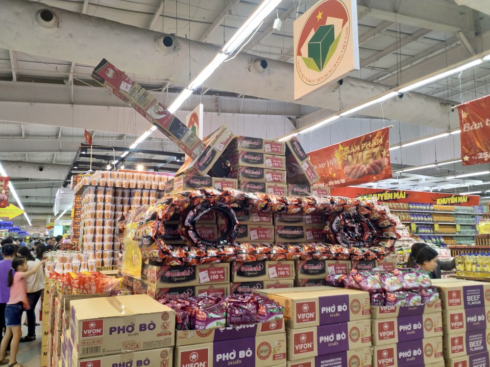 Ảnh những chiếc thùng mì tôm được xếp tạo thành chiếc xe tăng để quảng cáo, câu khách