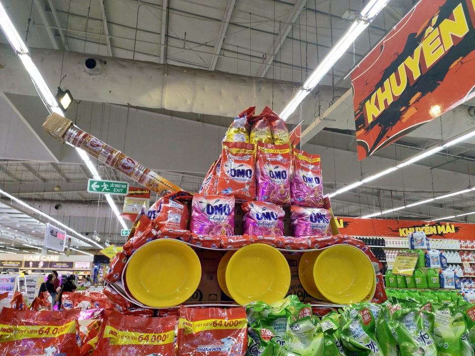 Tại những điểm bán bột giặt người ta cũng cho dựng một chiếc xe tăng mô hình ngộ nghĩnh.