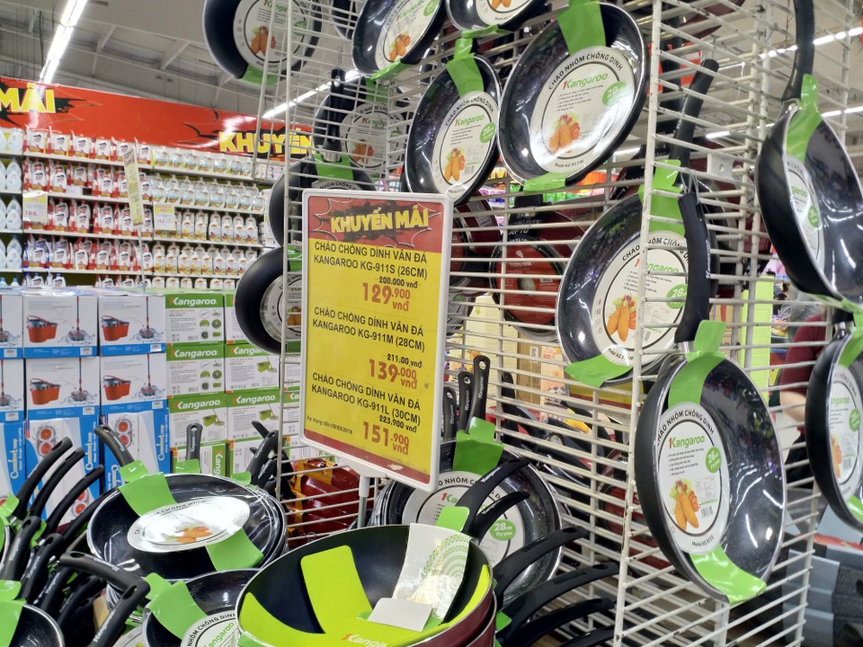 Đa số đồ hàng tại siêu thị hiện được giảm giá mạnh, hình ảnh chiếc chảo rán được quảng cáo giảm gần 30% giá thành so với mức giá niêm yết.