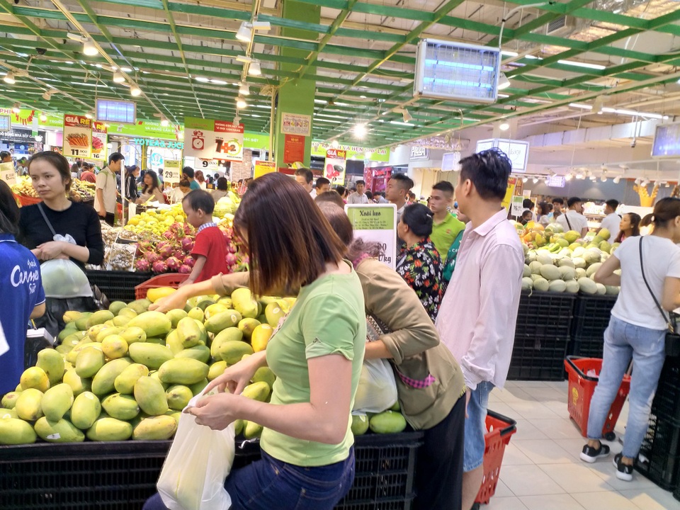 Tại siêu thị, ngày 30-4 khá đông gia đình trẻ, người dân Hà Nội nhân dịp nghỉ lễ dài nhất từ đầu năm đến nay đến mua sắm.