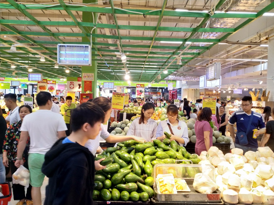 Mặc dù đường phố Hà Nội ngày lễ khá vắng vẻ do người ở tỉnh xa về quê vui lễ với gia đình, nhiều người dân đi du lịch ở xa nhưng tại các siêu thị vẫn đông đặc người mua đồ.