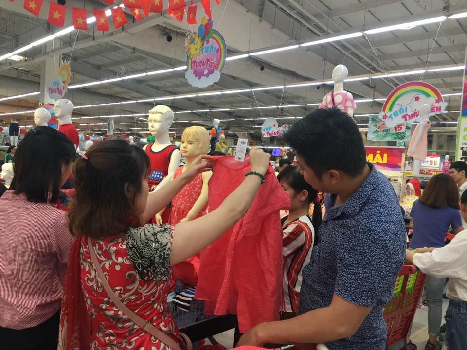 Các mặt hàng dễ mua nhất thời điểm hiện nay là hoa quả, rau xanh và quần áo hè. Quần áo mùa hè tại đại siêu thị hiện được khá đông người chọn lựa do giá rẻ, phù hợp mặc một mùa.