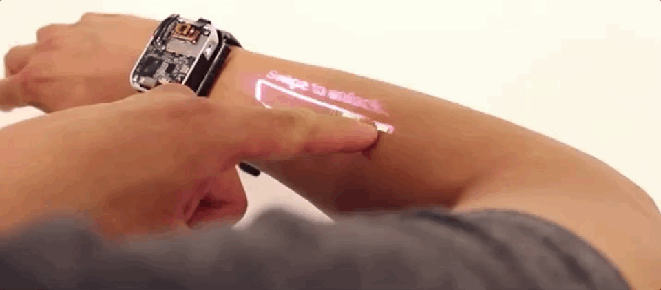 Chiếc smartwatch biến tay người thành màn hình cảm ứng cực độc đáo - 2 Đèn chiếu trên sản phẩm sẽ biến một phần tay của người đeo thành màn hình cảm ứng