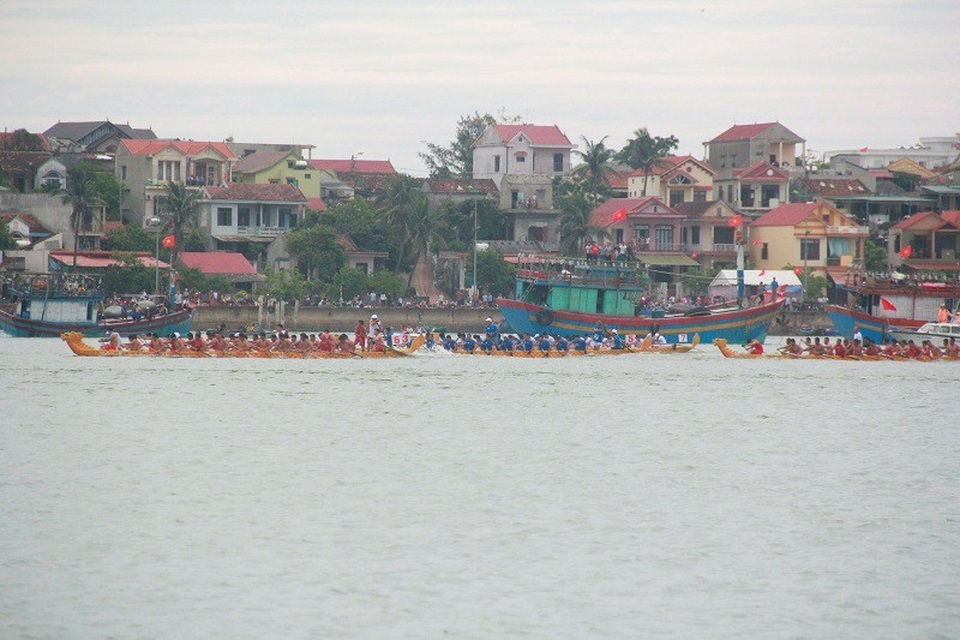 Rộn ràng với lễ hội đua thuyền truyền thống trên sông Nhật Lệ - 3 Tranh tài đầy quyết liệt trên sông Nhật Lệ