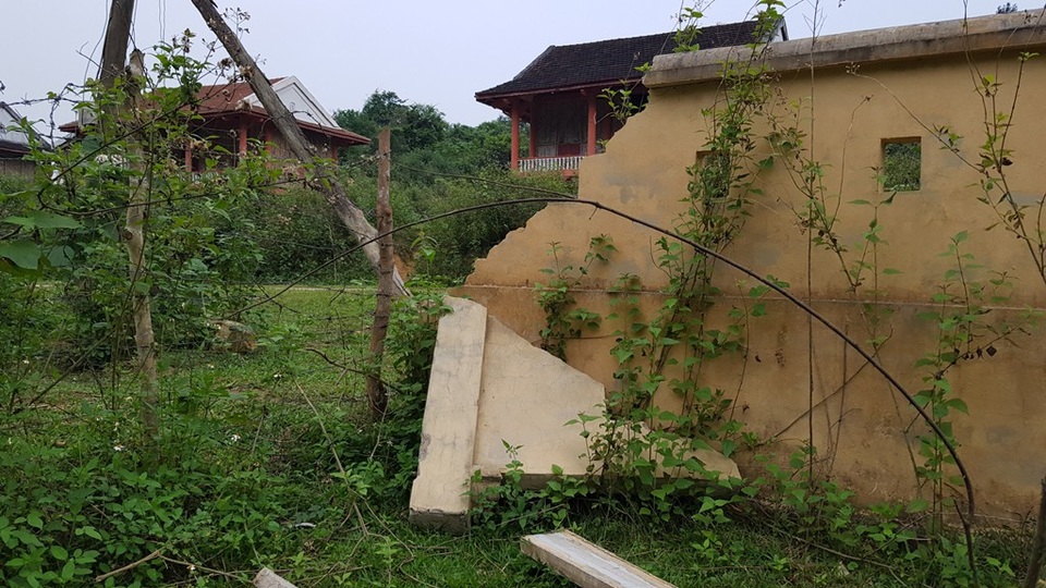 Hoang lạnh khu tái định cư cho người Đan Lai nơi đại ngàn! - 13 Bờ tường đã bị đổ xuống.